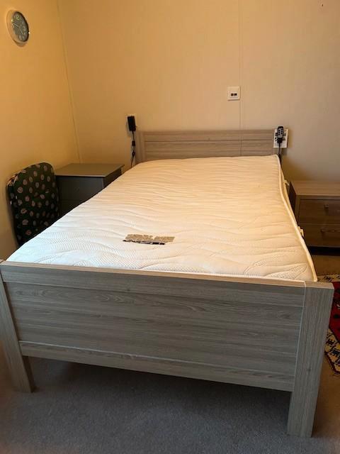 Elektrisch verstelbaar senioren bed 120x200 - 's-Gravenzande, Huis en Inrichting, Slaapkamer | Bedden, Gebruikt, Eenpersoons, 120 cm