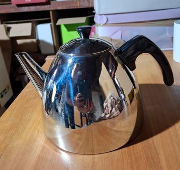 Dubbelwandige theepot beschikbaar voor biedingen