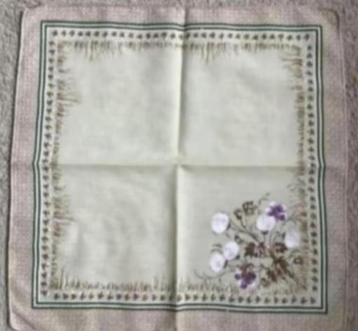 Sjaal, shawl, das, doek, kleedje beige en bloemen; 37,5x37,5 beschikbaar voor biedingen