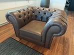 Bruine Chesterfield fauteuil, Huis en Inrichting, Fauteuils, Ophalen, Zo goed als nieuw, 75 tot 100 cm