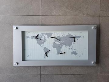 Design wereldklok te koop. beschikbaar voor biedingen