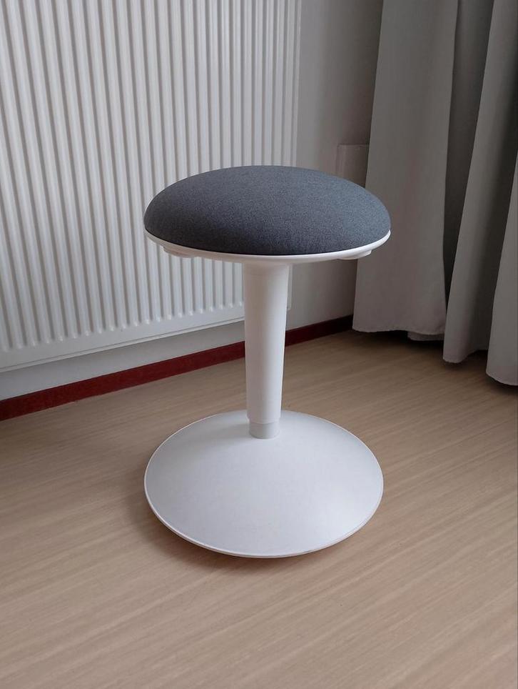 IKEA Nils Erik Zit-Sta Kruk - Grijs/Wit, Huis en Inrichting, Stoelen, Gebruikt, Eén, Kunststof, Stof, Grijs, Ophalen of Verzenden