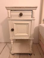Brocante nachtkastje met marmeren blad, Huis en Inrichting, Slaapkamer | Nachtkastjes, Ophalen, Gebruikt, Minder dan 45 cm, 70 cm of meer