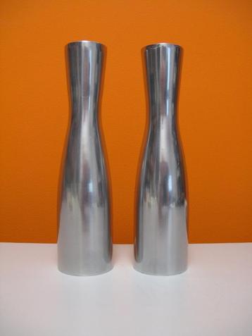 set zilverkleurige massieve aluminium kandelaren beschikbaar voor biedingen
