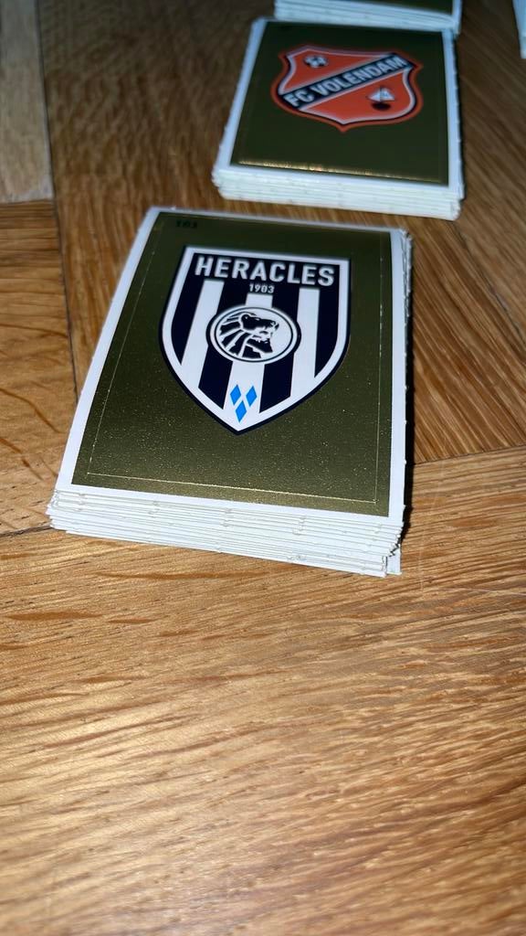 Heracles - Plus voetbalplaatjes  Alle nummers aanwezig, Verzamelen, Supermarktacties, Plus, Ophalen of Verzenden