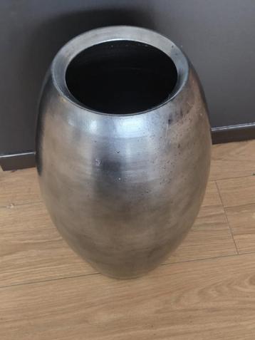 Decoratieve Mica vaas zilver – 47 cm hoog beschikbaar voor biedingen