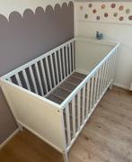 Ikea Sundvik (zgan) Babybedje | Ledikant, Kinderen en Baby's, Babywiegjes en Ledikanten, Ophalen, Zo goed als nieuw, Ledikant