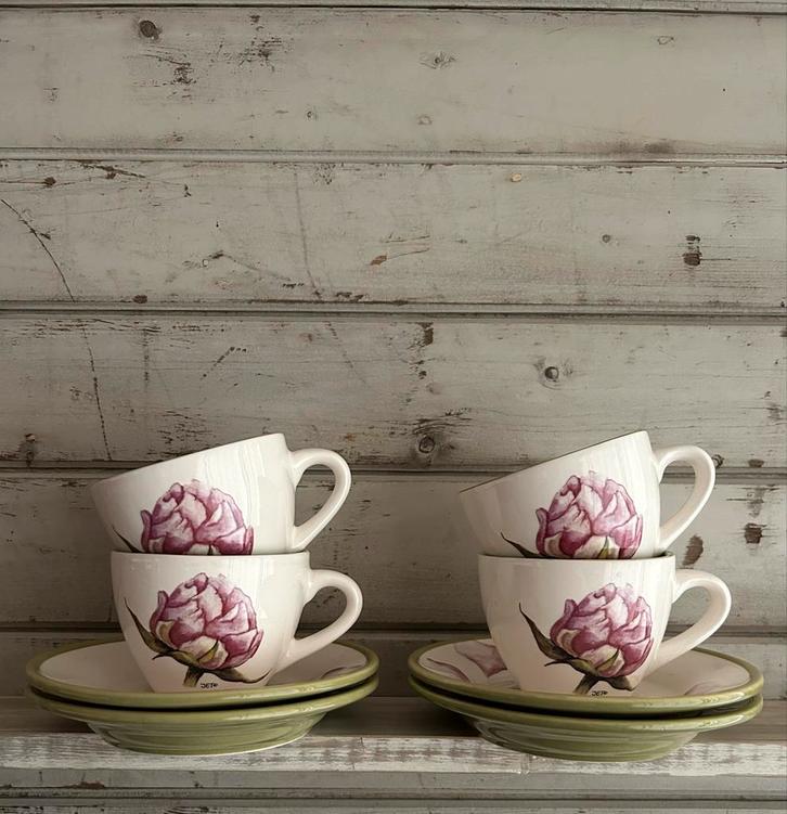 Jet kop en schotels - Pioenrozen thema, Huis en Inrichting, Keuken | Servies, Zo goed als nieuw, Kop(pen) en/of Schotel(s), Overige stijlen