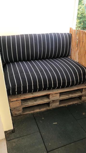 Pallets met Kussenset - moet weg beschikbaar voor biedingen