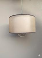 Een moderne hanglamp met een dubbele beige en witte kap., Huis en Inrichting, Lampen | Hanglampen, Ophalen of Verzenden, Zo goed als nieuw