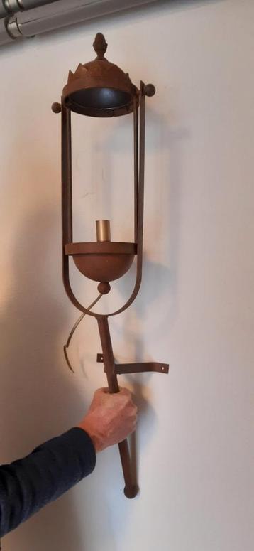 Bijzonder vormgegeven wandlamp. beschikbaar voor biedingen