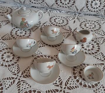 Poppen/kinder serviesje  beschikbaar voor biedingen