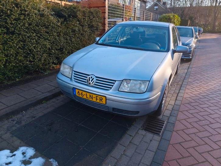 Volkswagen Bora 2.0 85KW 2003 Grijs, Auto's, Volkswagen, Particulier, Bora, Airbags, Airconditioning, Android Auto, Apple Carplay