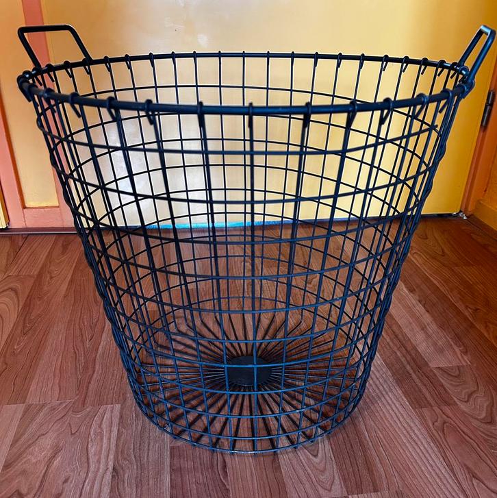 Stoere zwarte draadstalen mand, industrieel, Huis en Inrichting, Woonaccessoires | Schalen en Manden, Zo goed als nieuw, Mand