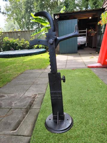 **ANTIEKE  SCHOENLEEST VAN GIETIJZER leuk voor mancave** beschikbaar voor biedingen