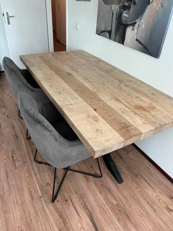 Houten eettafel beschikbaar voor biedingen
