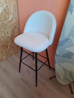 2 hoge krukken. Wit met zwart. Zithoogte 70 cm., 2 krukken, Ophalen of Verzenden, Zo goed als nieuw, 60 tot 90 cm
