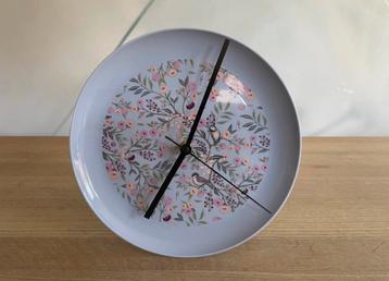 Schattige gerestylde klok met vogeltjes erop beschikbaar voor biedingen