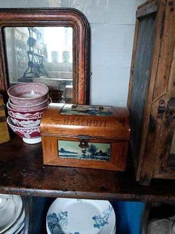 Antiek beschuit blik beschikbaar voor biedingen