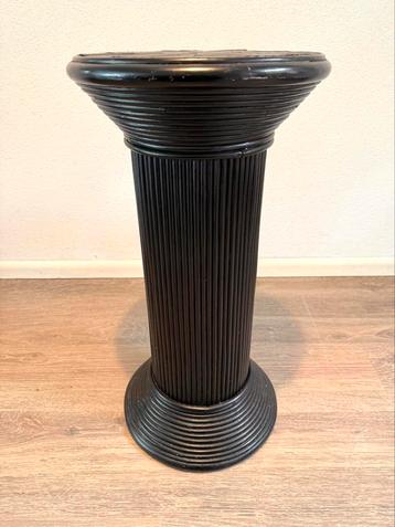 Vintage rieten zwarte zuil/ piëdestal beschikbaar voor biedingen