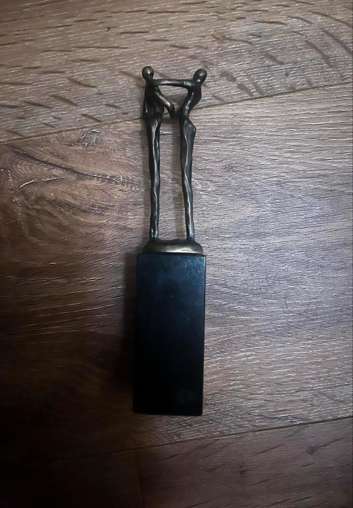 Sculptuur 'Handdruk' van Corry Ammerlaan, Antiek en Kunst, Kunst | Beelden en Houtsnijwerken, Ophalen of Verzenden