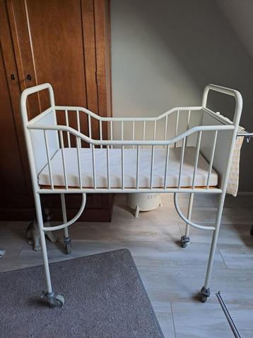 Brocant, oud (ziekenhuis) baby ledikantje beschikbaar voor biedingen