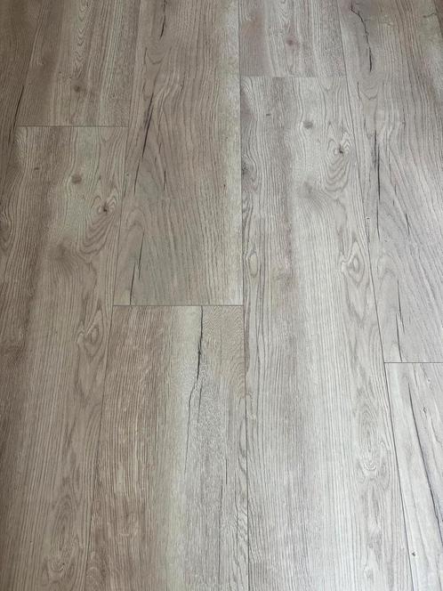 ZO GOED ALS NIEUW 60 m2 klik laminaat + 30 m witte plinten, Doe-het-zelf en Verbouw, Vloerdelen en Plavuizen, Zo goed als nieuw