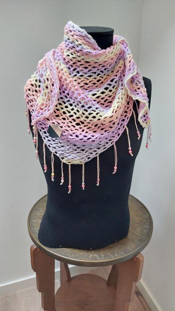 Gehaakte sjaal omslagdoek roze paars met kraaltjes, Kleding | Dames, Mutsen, Sjaals en Handschoenen, Nieuw, Sjaal, Ophalen of Verzenden