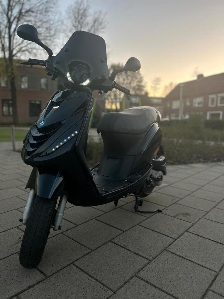 Zeer nette Piaggio Zip, Fietsen en Brommers, Scooters | Piaggio, Zo goed als nieuw, Zip, Benzine, Ophalen