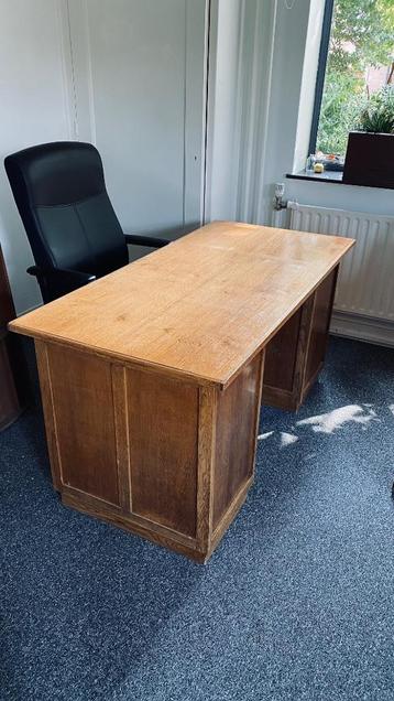 Vintage houten bureau beschikbaar voor biedingen
