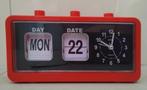 Retro klok met alarm en dag en datum aanduiding oranje, Ophalen of Verzenden, Zo goed als nieuw, Analoog, Wekker of Tafelklok