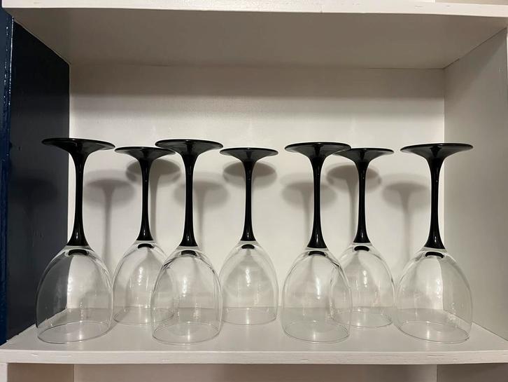 7 wijnglazen met zwarte voet luminarc, Huis en Inrichting, Keuken | Servies, Gebruikt, Glas of Glazen, Overige stijlen, Glas, Ophalen of Verzenden
