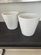 2 witte bloempotten ( samen voor € 15), Rond, Binnen, Ophalen of Verzenden, Zo goed als nieuw