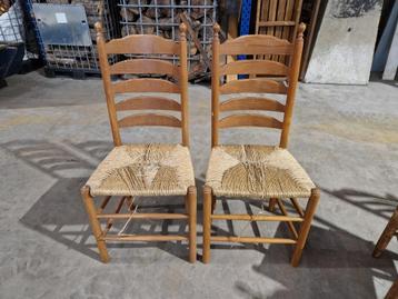 2 houten stoelen met rieten zittingen samen €15   beschikbaar voor biedingen