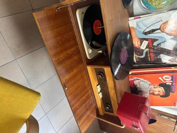 platenspeler radiomeubel vintage beschikbaar voor biedingen