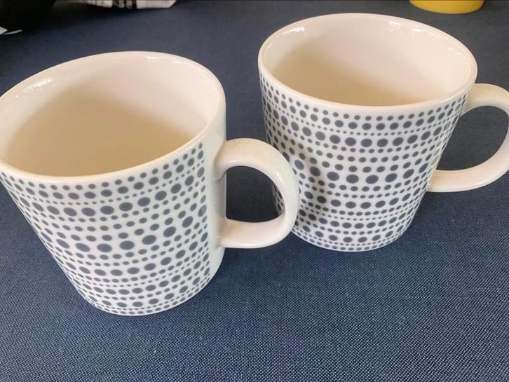 Iittala mokken/ 2 stuks met grijze bolletjes /als nieuw, Huis en Inrichting, Keuken | Servies, Ophalen of Verzenden