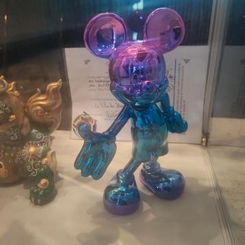 sculptuur van de beroemde Mickey Mouse in multicolore versie beschikbaar voor biedingen