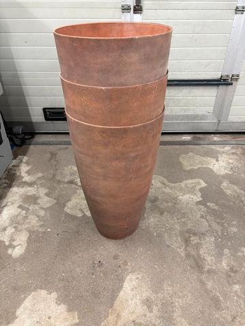 3 Grote kunstof Bloempotten 75L beschikbaar voor biedingen