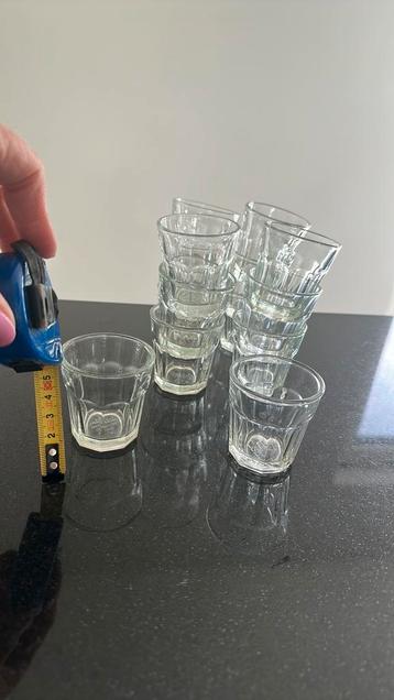 Gratis af te halen 14 kleine glaasjes beschikbaar voor biedingen