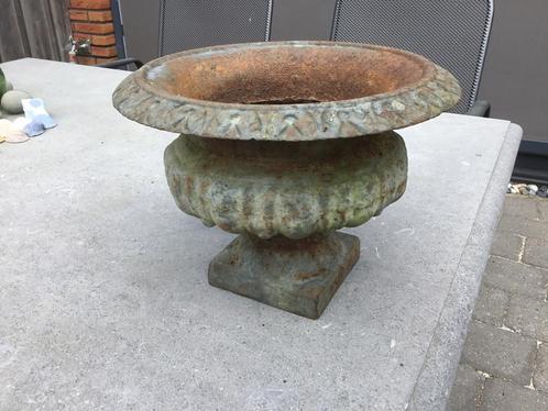 2 gietijzeren tuinvazen, hoogte ca 20 cm, doorsnede 28cm, Tuin en Terras, Tuinvazen, Gebruikt, Ophalen