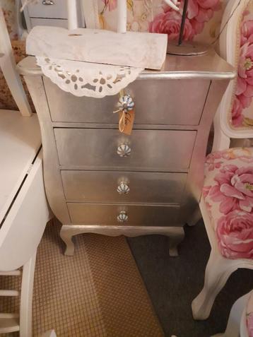 Zilver kleurige laden kastje beschikbaar voor biedingen