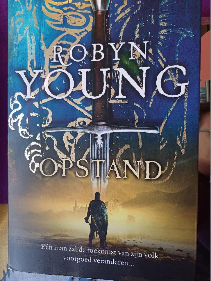 Robyn young. Opstand. Paperback uitgave., Boeken, Avontuur en Actie, Gelezen, Ophalen