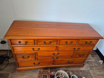 Mooi dressoir met veel opbergruimte beschikbaar voor biedingen