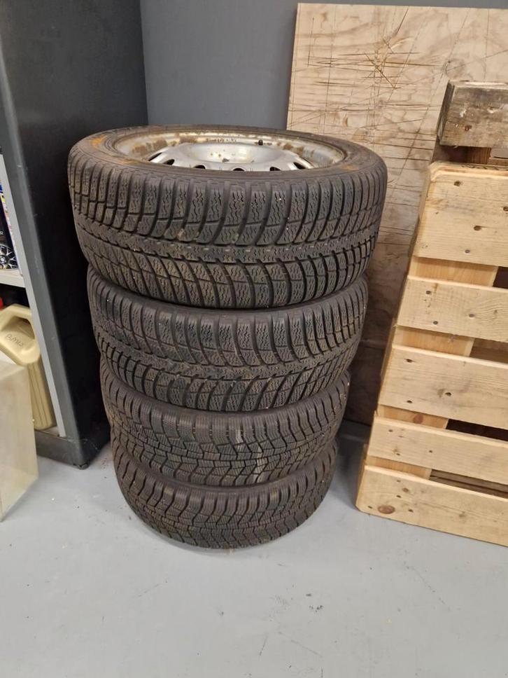 Winterset stalen velgen en winterbanden 185/55/15 4x100, Auto-onderdelen, Banden en Velgen, Banden en Velgen, Winterbanden, 15 inch