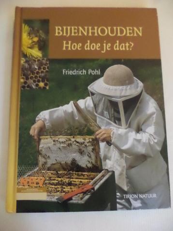 2 boeken over Bijenhouden: 1: Hoe doe je dat, 2: Met succes beschikbaar voor biedingen