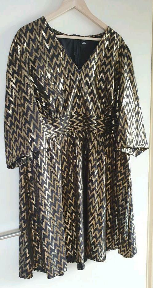 Jurkje zwart met goud maat 4xl, Kleding | Dames, Grote Maten, Zo goed als nieuw, Jurk, Zwart, Ophalen of Verzenden
