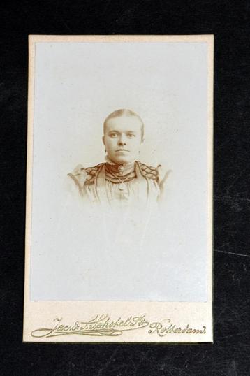 Antieke kabinet foto vrouw 1885 Schotel Rotterdam CDV beschikbaar voor biedingen