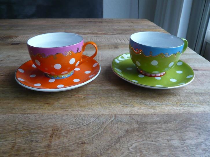 2x D.E. kop en schotel van Oilily, Huis en Inrichting, Keuken | Servies, Kop(pen) en/of Schotel(s), Overige stijlen, Aardewerk