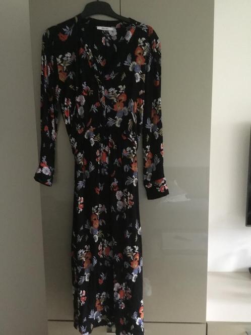 About younlange jurk maat 36, Kleding | Dames, Jurken, Zo goed als nieuw, Maat 36 (S), Zwart, Onder de knie, Ophalen of Verzenden