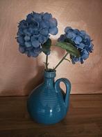 Blauwe aardewerk vaas met kunstbloemen hortensia, Blauw, Aardewerk of Porselein, Ophalen of Verzenden, Zo goed als nieuw